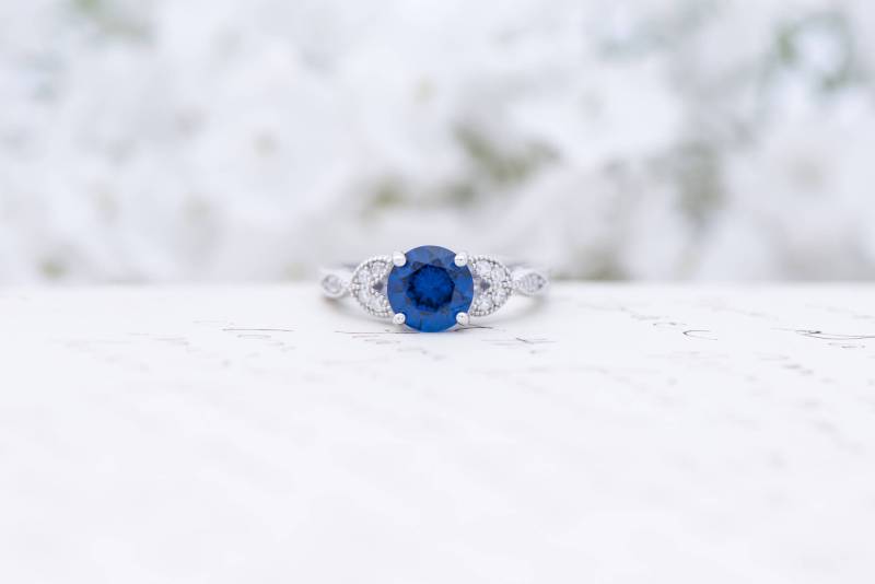 Art-Deco-Verlobungsring - Vintage Inspiriert Ring Antiken Stil Saphir Blau Runde Geschnitten Solitär 1, 2 Karat Sterling Silber Art-Deco-Verlobungsring - Vintage Inspiriert Ring Antiken Stil Saphir Blau Runde Geschnitten Solitär 1, 2 Karat Sterling Silber von MochaRings