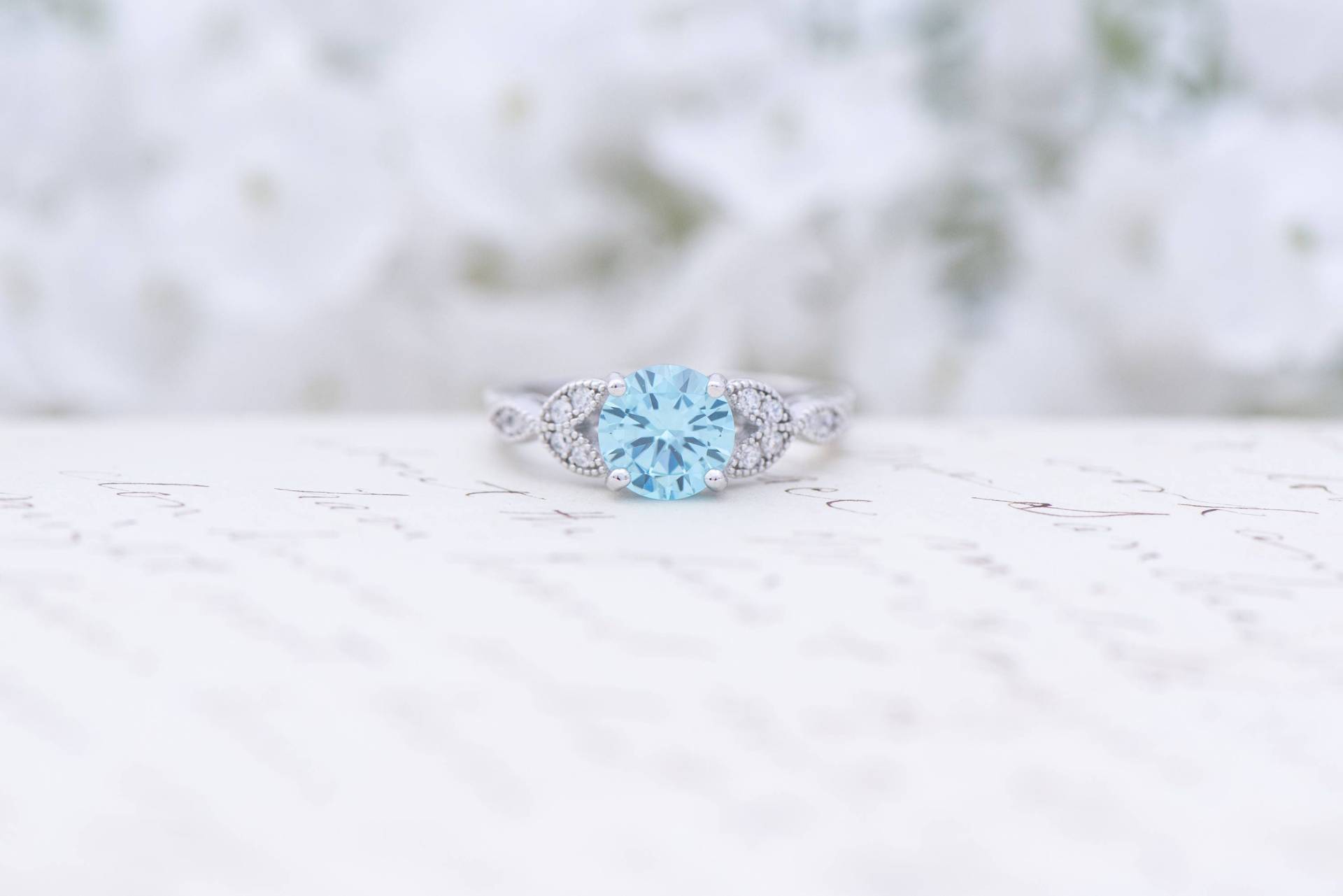 Art Deco Verlobungsring - Vintage Inspirierter Ring Antik Stil Blautopas Rund Geschnittener Solitärring 1, 2 Karat Sterling Silber von MochaRings