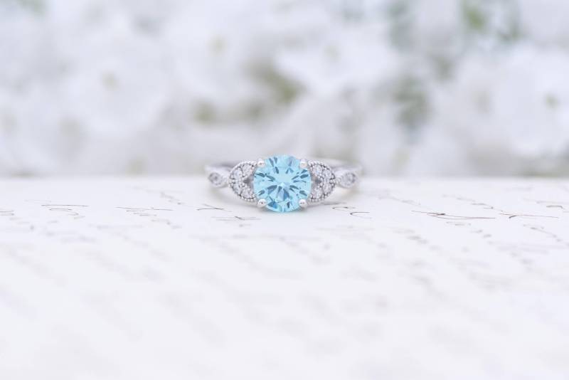Art Deco Verlobungsring - Vintage Inspirierter Ring Antik Stil Blautopas Rund Geschnittener Solitärring 1, 2 Karat Sterling Silber Art Deco Verlobungsring - Vintage Inspirierter Ring Antik Stil Blautopas Rund Geschnittener Solitärring 1, 2 Karat Sterling Silber von MochaRings