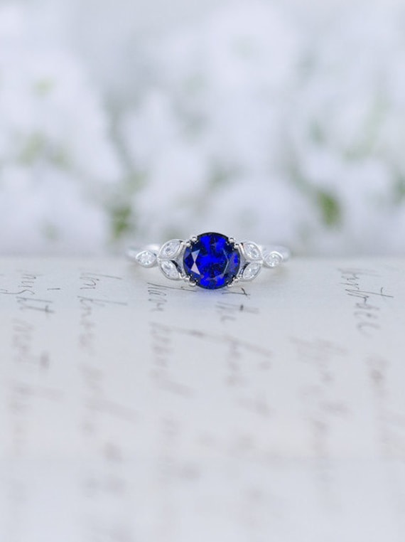 Blauer Saphir Verlobungsring - Art Deco Ring Vintage Stil Blumen Solitär Rundschliff Sterling Silber Blauer Saphir Verlobungsring - Art Deco Ring Vintage Stil Blumen Solitär Rundschliff Sterling Silber von MochaRings