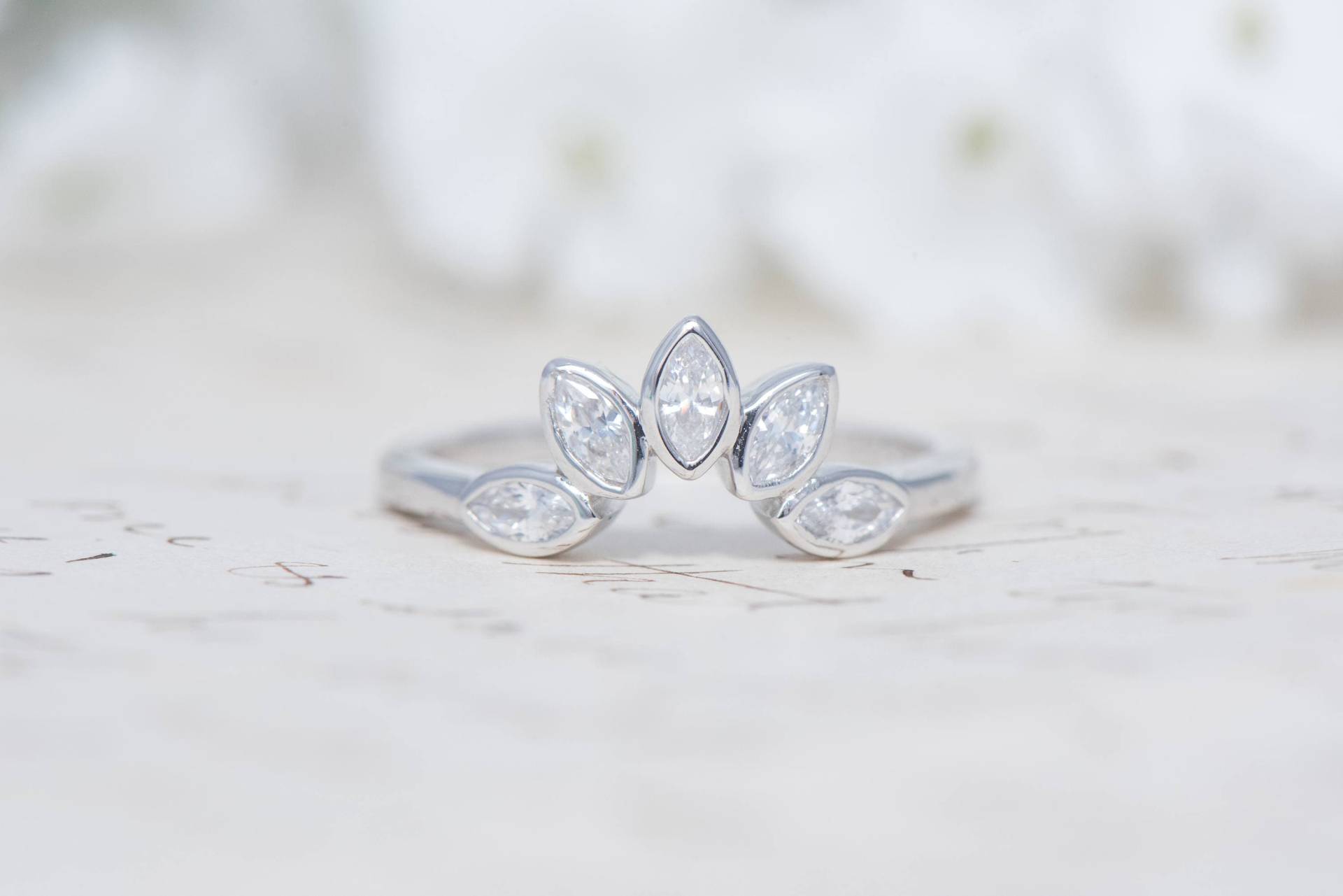 Geschwungener Ehering - Ring Hochzeit Vintage Stil Sterling Silber Band Marquise Krone Art Deco Guard von MochaRings