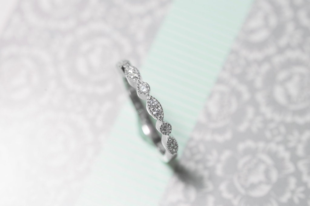 Halb Eternity Band - Versprechen Ring Sterling Silber Art Deco Hochzeitsring Perle & Augenring Stapelring Milgrain 2 Mm von MochaRings