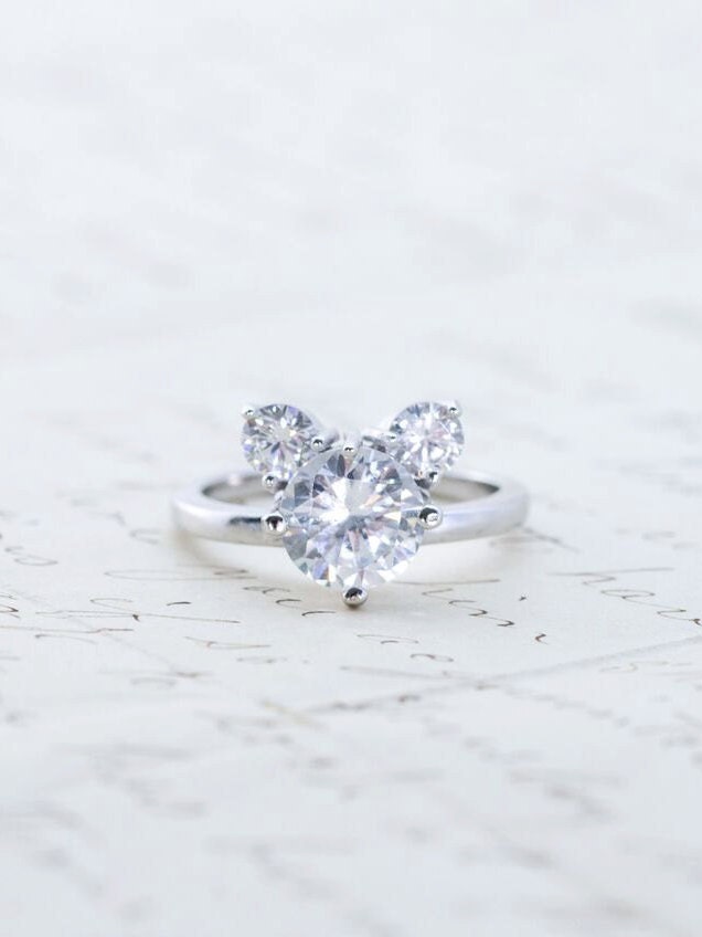 Maus Verlobungsring - Sterling Silber Ring Hochzeitsring Drei-Stein Rundschliff Mickey Versprechen von MochaRings