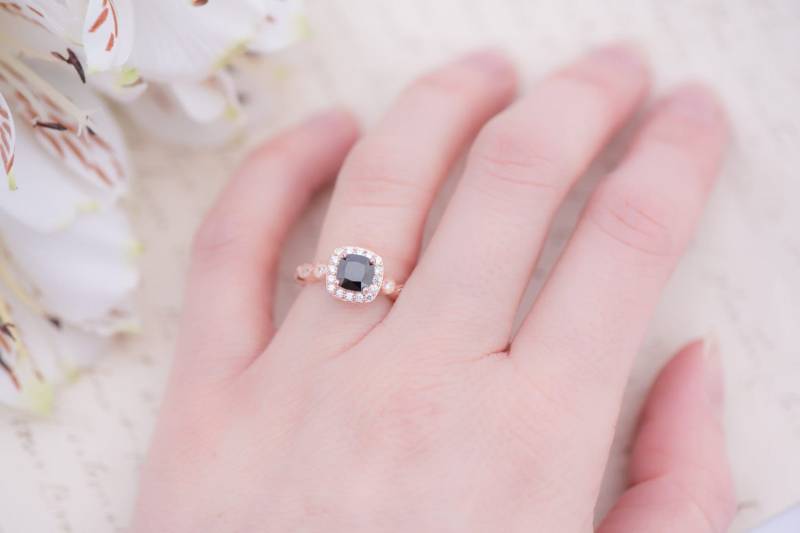 Rose Gold Schwarz Verlobungsring - Kissen Geschnitten Halo Ring Art-Deco-Ring Versprechen Vintage Ehering Sterling Silber von MochaRings