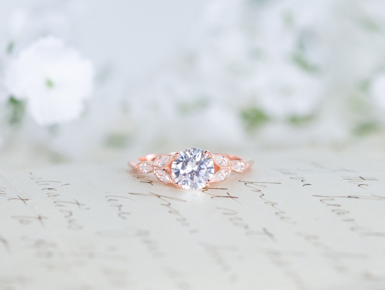 Rose Gold Verlobungsring - Art Deco Ring Vintage Ehering Blumen Solitär Rundschliff Unikat Rose Gold Verlobungsring - Art Deco Ring Vintage Ehering Blumen Solitär Rundschliff Unikat von MochaRings