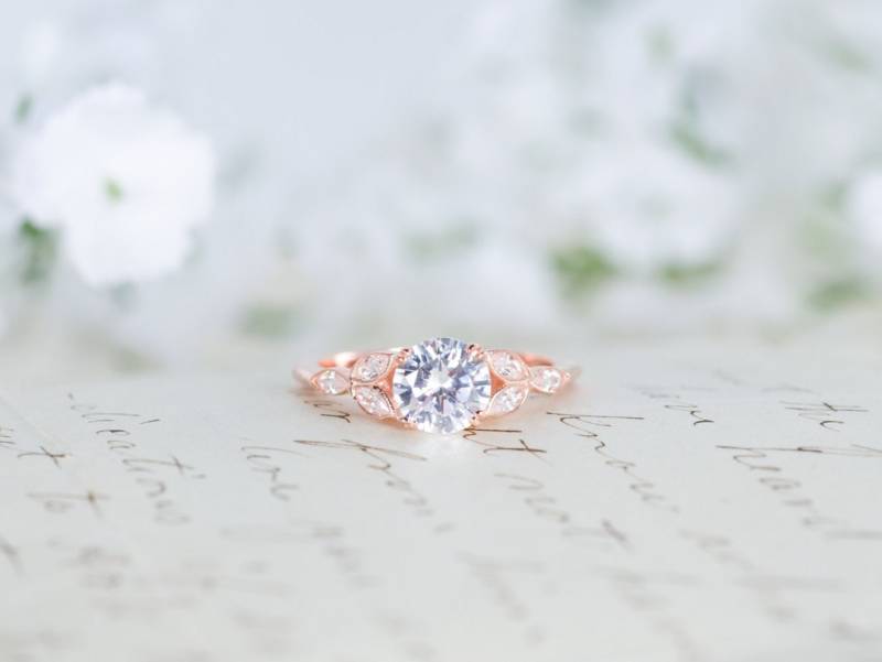 Rose Gold Verlobungsring - Art Deco Ring Vintage Ehering Blumen Solitär Rundschliff Unikat Rose Gold Verlobungsring - Art Deco Ring Vintage Ehering Blumen Solitär Rundschliff Unikat von MochaRings