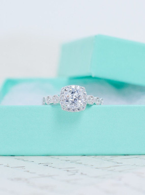 Sale - Art Deco Verlobungsring Kissenschliff Ring Halo Ehering Perle Punkt Sterling Silber 1.3 Karat von MochaRings