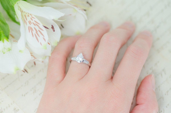 Sale - Art Deco Verlobungsring Solitärring Pear Cut Ehering Baguette Ring Vintage Stil Sterling Silber von MochaRings