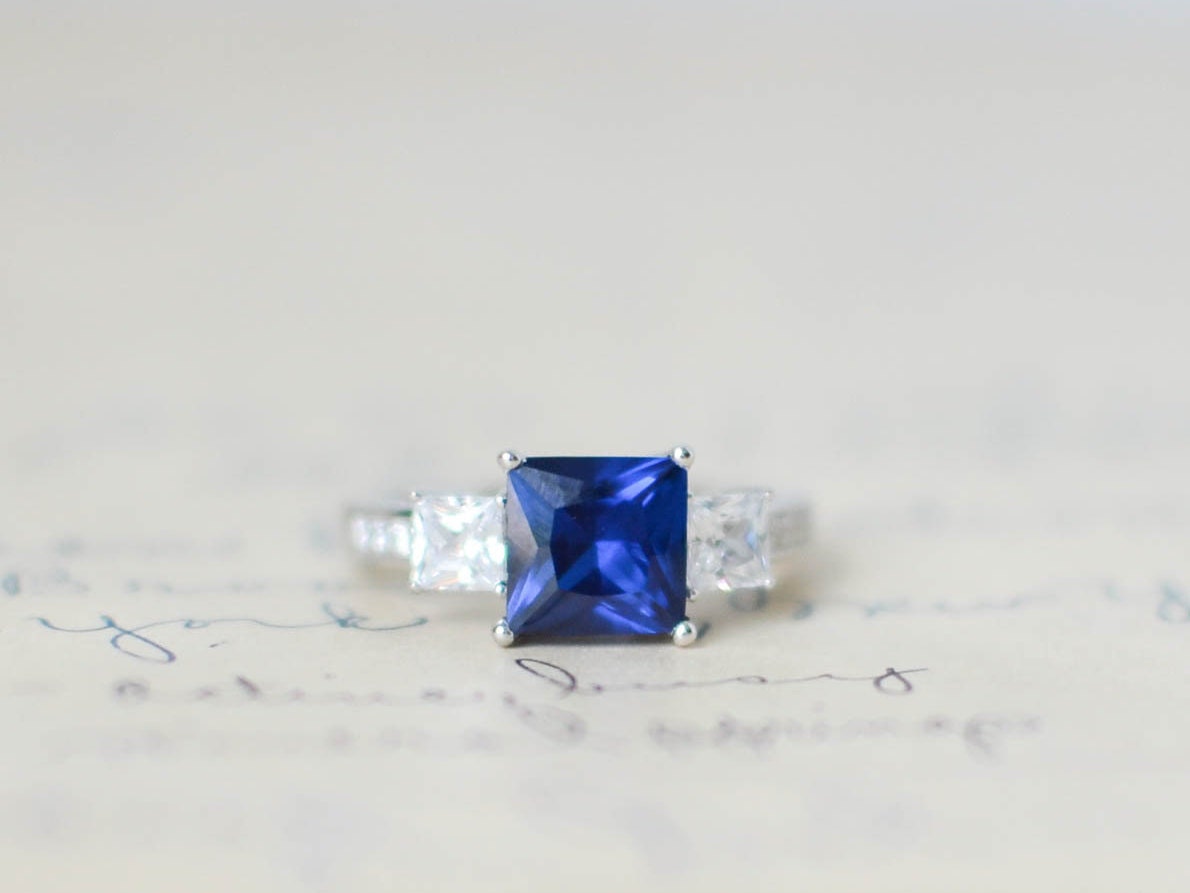 Sale - Blauer Saphir Verlobungsring September Geburtsstein 3-Stein Ring Princess Cut Ehering Versprechen Sterling Silber von MochaRings
