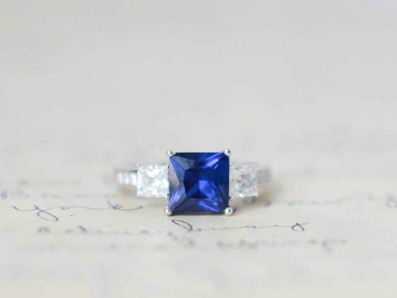 Sale - Blauer Saphir Verlobungsring September Geburtsstein 3-Stein Ring Princess Cut Ehering Versprechen Sterling Silber von MochaRings