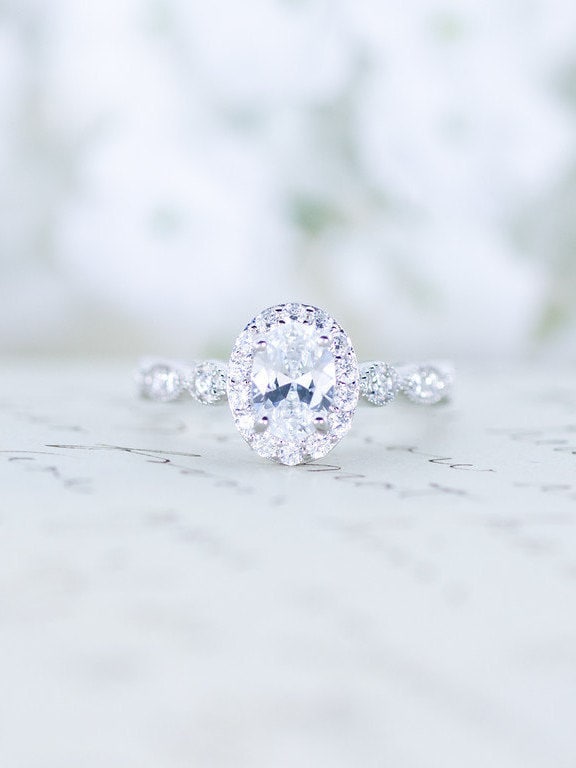 Sale - Ovaler Schliff Verlobungsring Art Deco Ring Halo Ehering Vintage Stil Sterling Silber von MochaRings