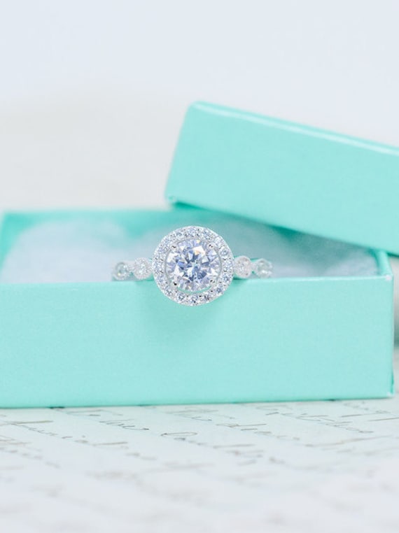 Sale - Runder Heiligenschein Verlobungsring Art Deco Ehering Ring Vintage Stil Versprechen Sterling Silber 1 Carat Sale - Runder Heiligenschein Verlobungsring Art Deco Ehering Ring Vintage Stil Versprechen Sterling Silber 1 Carat von MochaRings