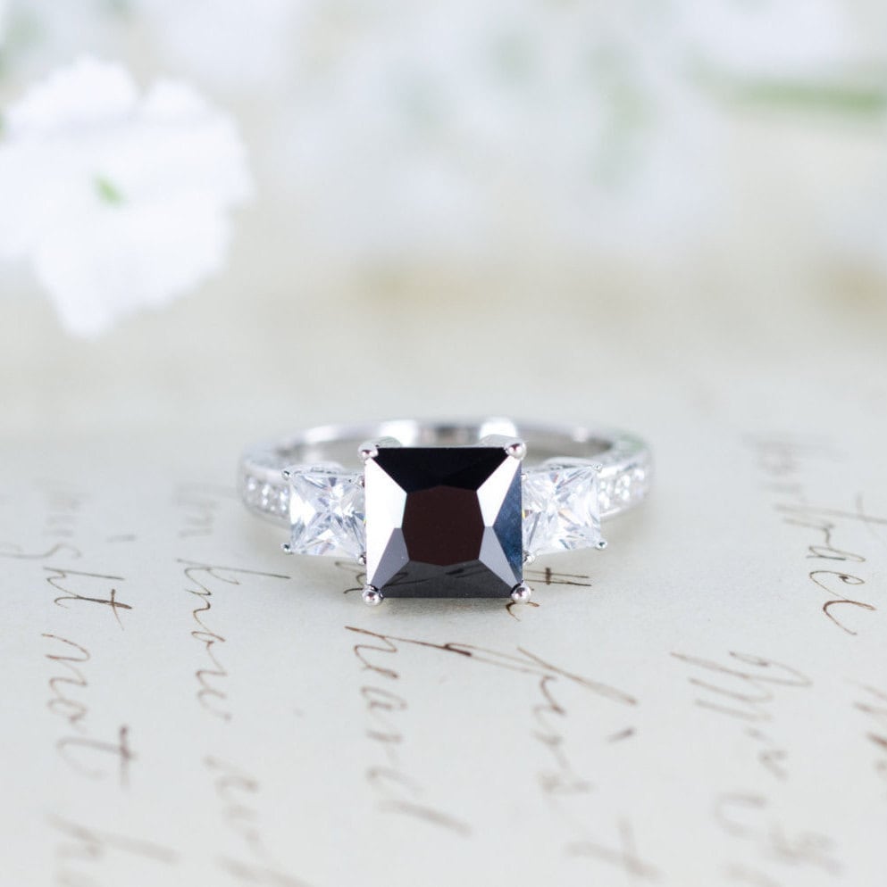 Sale - Schwarzer Verlobungsring Drei Stein Ring Princess Cut Gothic Ehering Sterling Silber von MochaRings