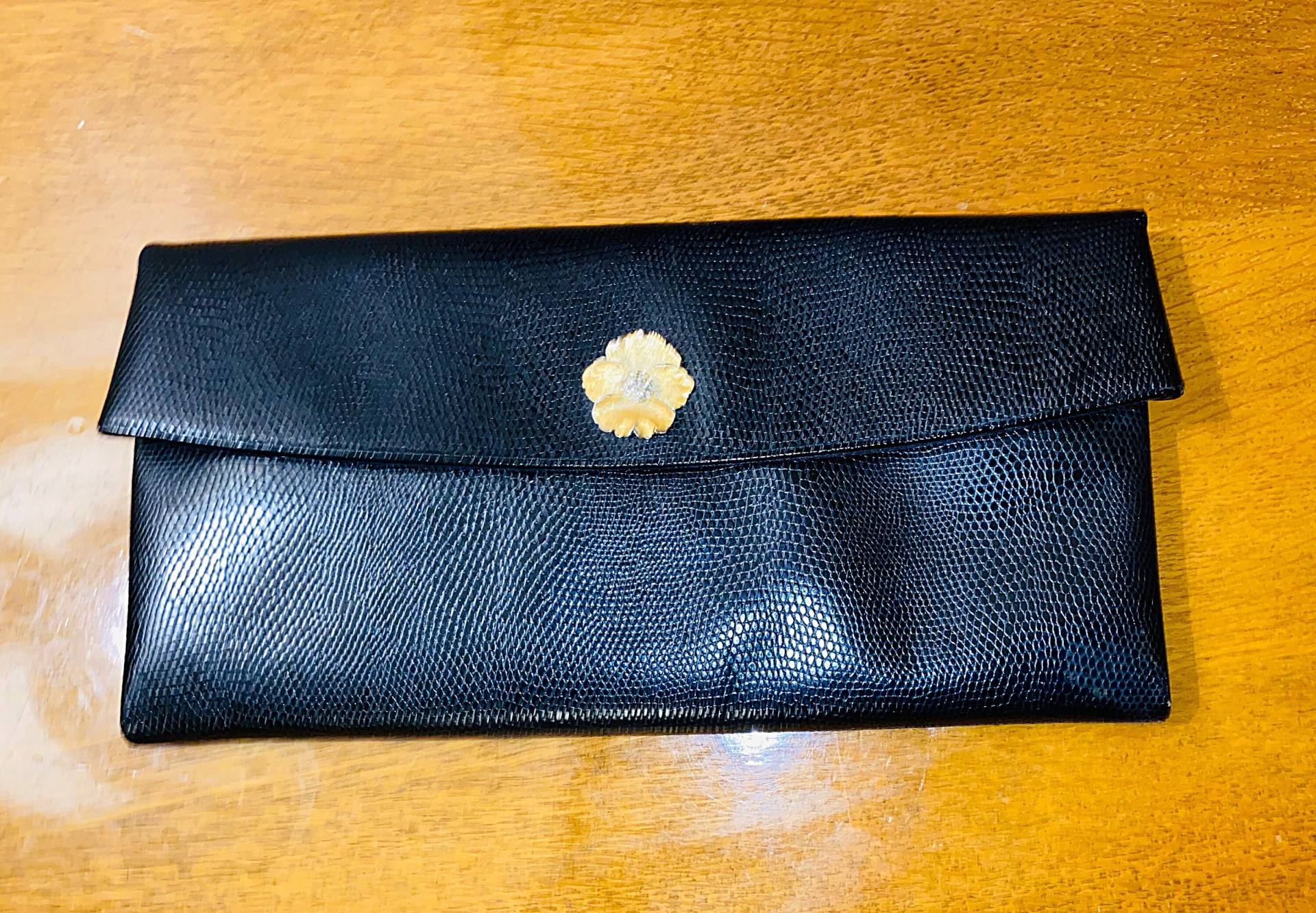 50S Mid Century Schwarze Clutch Mit Gold Akzenten Geldbörse Und Spiegel von ModMuseVintage