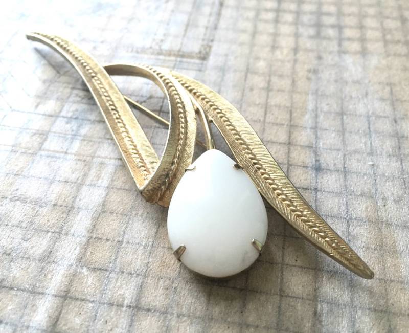 Große Vintage Mod Weißen Stein Brosche - Sarah Coventry Wirbel Spray Goldtone Sixties von ModPops