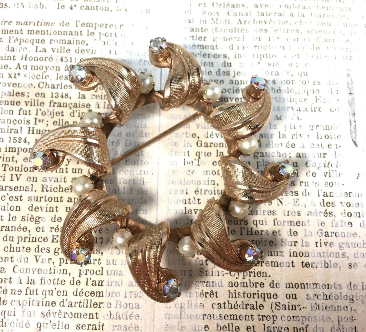 Jahrgang Ab Strass-Brosche - Aurora Borealis Goldtone Kranz Midcentury Jahrgang Ab Strass-Brosche - Aurora Borealis Goldtone Kranz Midcentury von ModPops