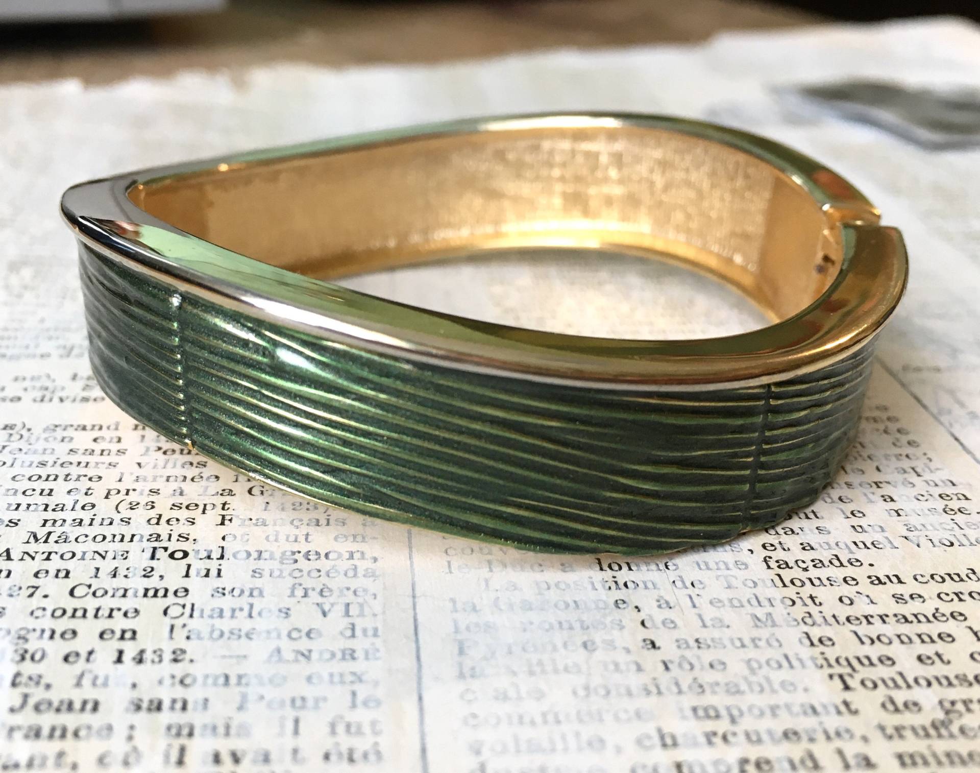 Vintage Emaille-Armband-Armband | Grün Klappbar Spanner Armreif Gerippte Goldtone von ModPops