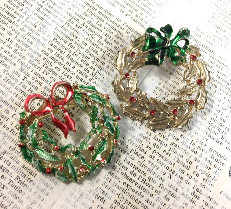 Vintage Emaille Kranz Broschen - Stifte Rot Gold Grün Weihnachtsschmuck von ModPops