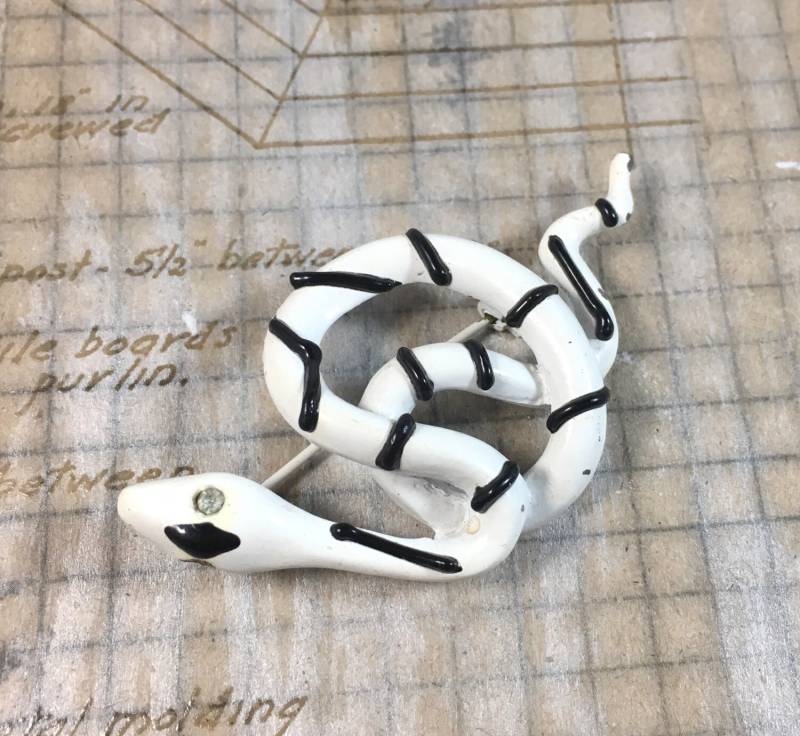 Vintage Emaille-Schlangen-Pin | Mod Kitschig Reptil Brosche Schwarz Und Weiß-Schlange von ModPops