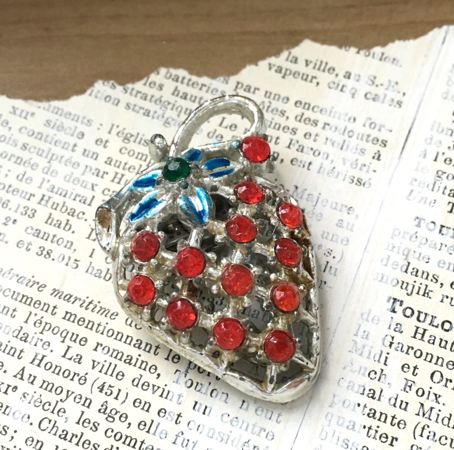 Vintage Erdbeer-Kleid-Clip - Dreißiger Jahre Strass Figürliche Rote Früchte Vintage Erdbeer-Kleid-Clip - Dreißiger Jahre Strass Figürliche Rote Früchte von ModPops