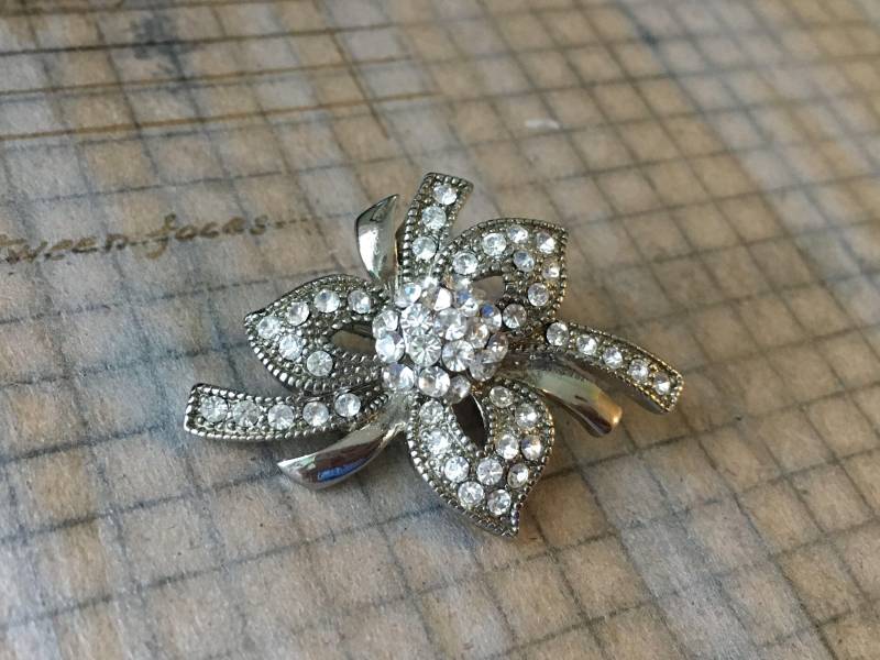 Vintage Klar Blumen Strassbrosche | Silvertone Pflastern Spray Abstrakte Weißmetall von ModPops