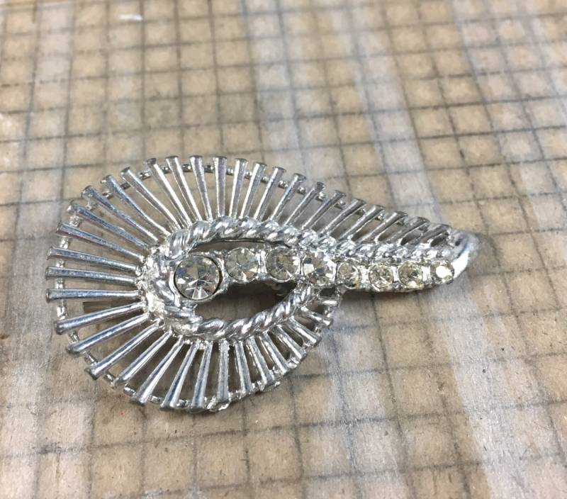 Vintage Klar Strassbrosche - Mod Midcentury Sixties Spray Abstrakte Weißmetall von ModPops