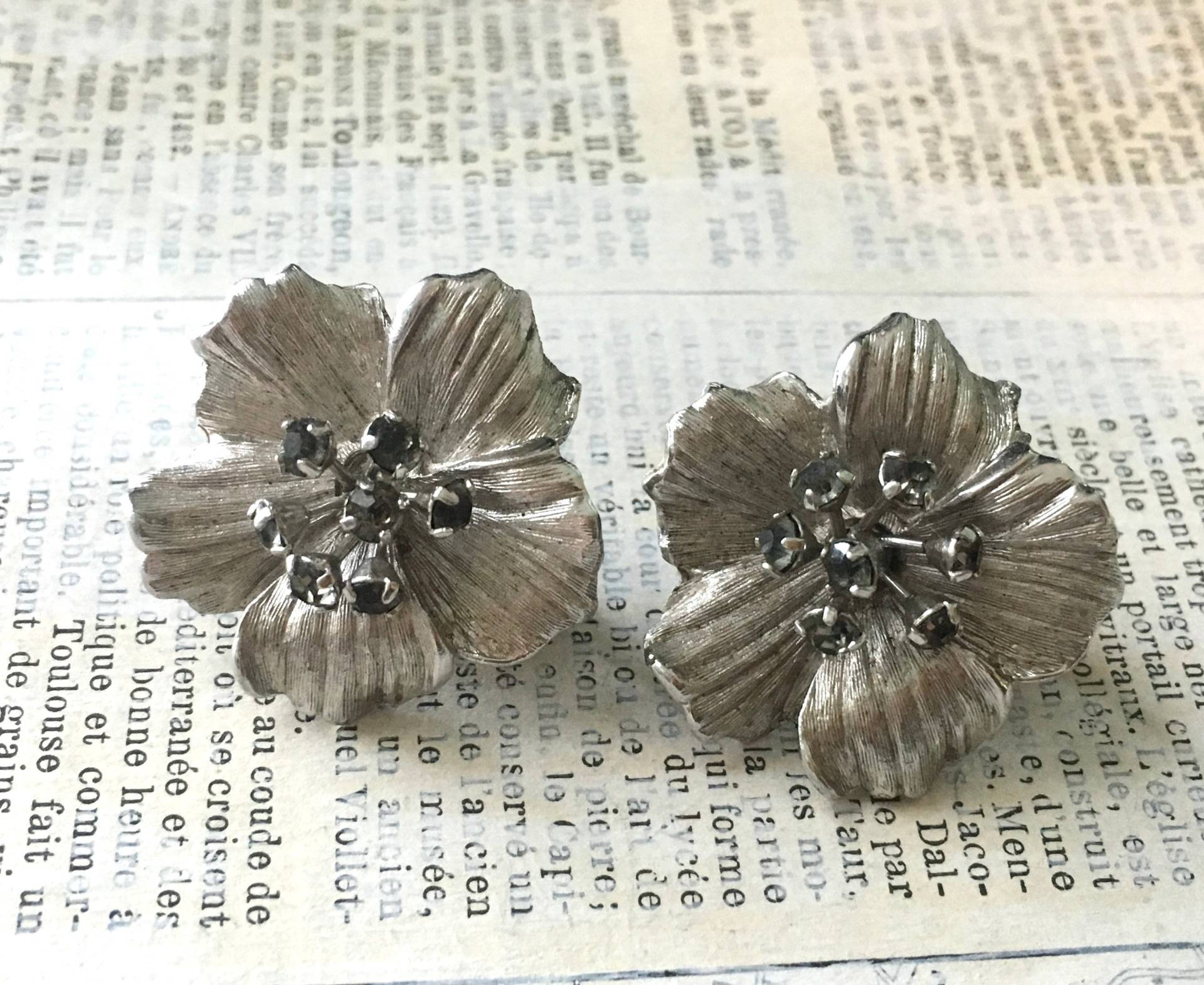 Vintage Strass Blumen Ohrringe | Florale Ohrclips Silberne Trauzeugin Hochzeitsschmuck Vintage Strass Blumen Ohrringe | Florale Ohrclips Silberne Trauzeugin Hochzeitsschmuck von ModPops
