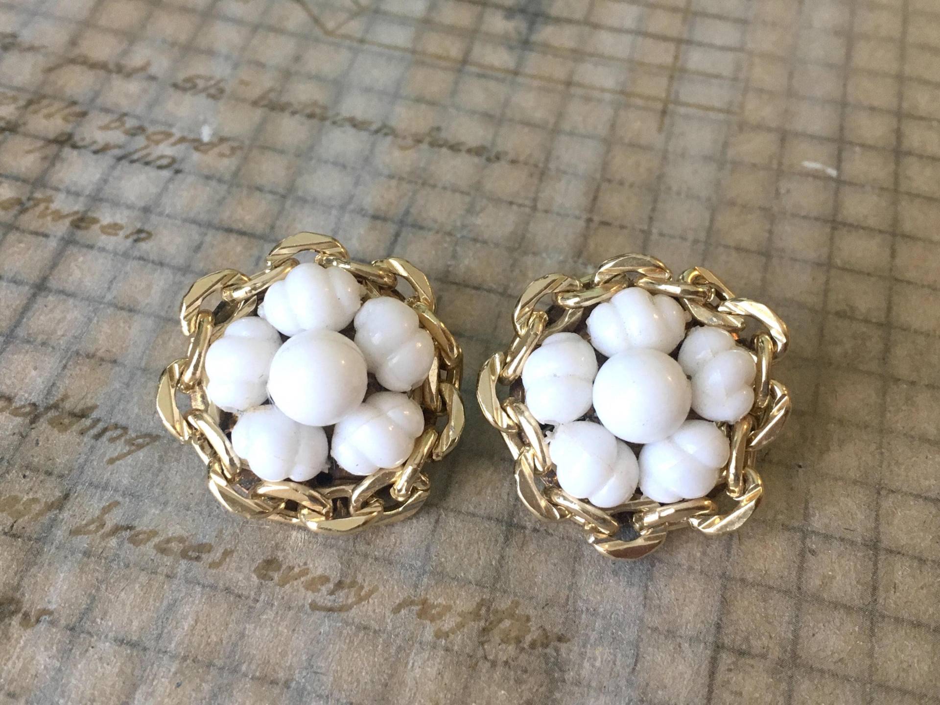 Vintage Weiß Cluster Ohrringe | Retro Perlen Ohrclips Hong Kong Midcentury Clip Kette von ModPops