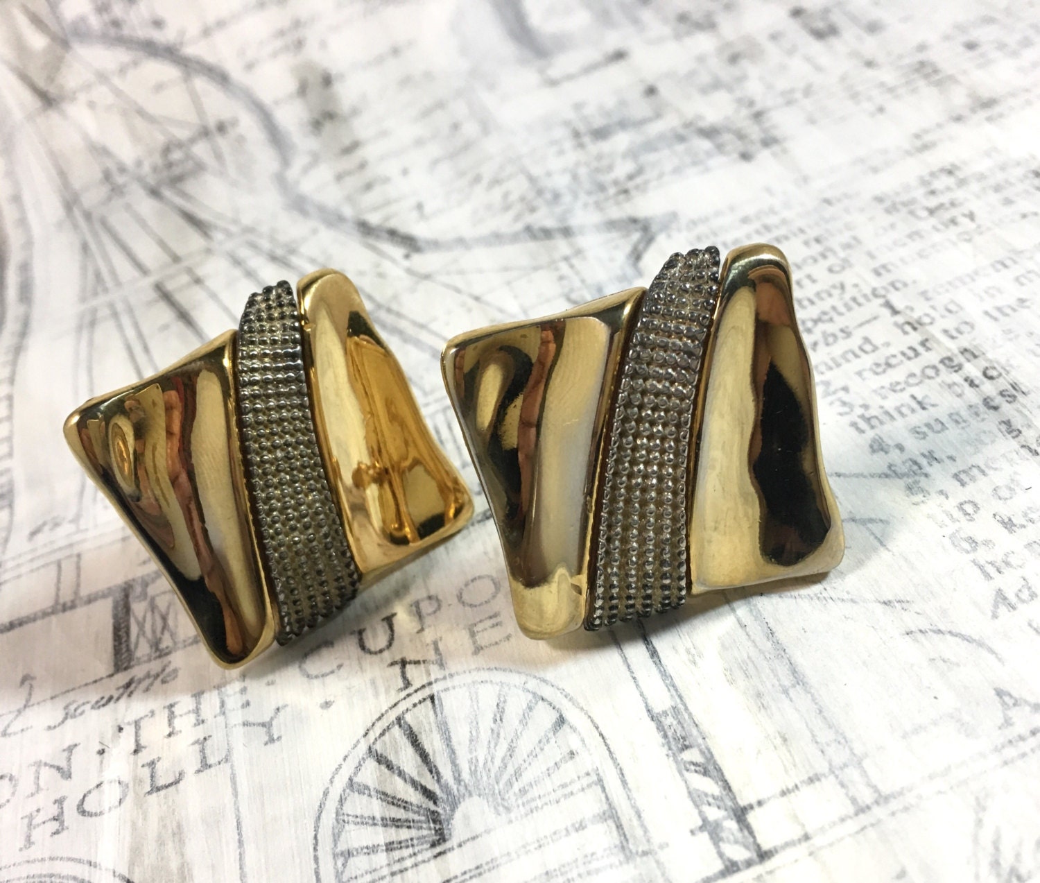 Zwei Ton-Metall-Ohrringe - Platz Abstrakte Goldtone Gedeihen Gemischt Metall-Clip-Ohrringe von ModPops