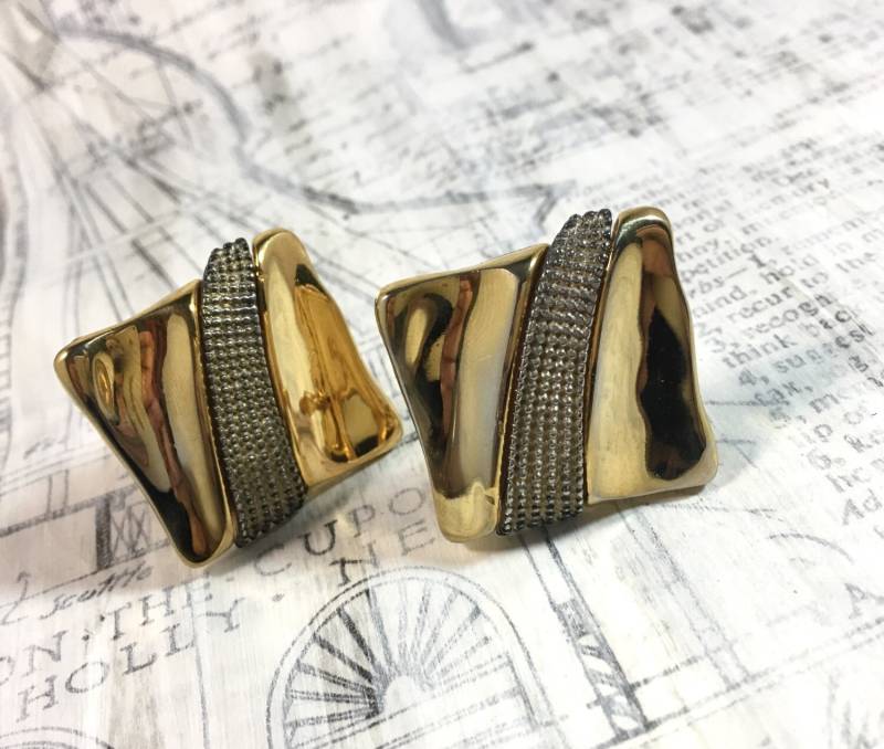 Zwei Ton-Metall-Ohrringe - Platz Abstrakte Goldtone Gedeihen Gemischt Metall-Clip-Ohrringe von ModPops