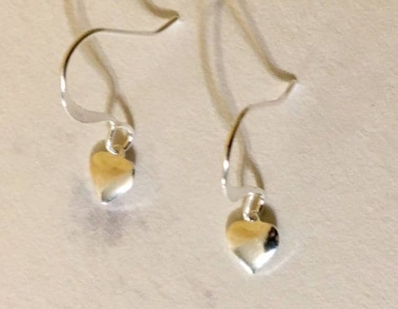 Silber Überzogene Herz-Ohrringe von ModVinFindings