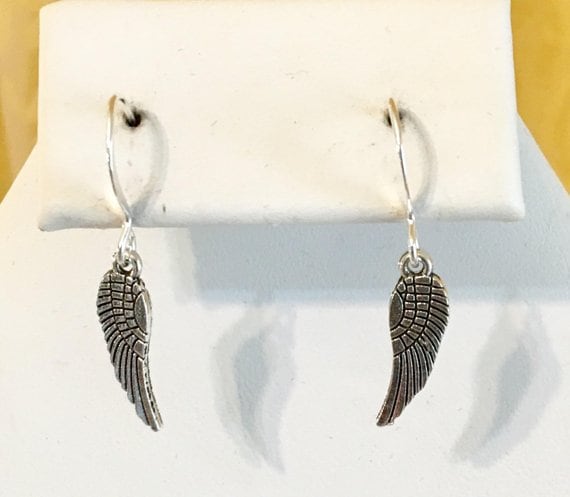 Versilberte Engel-Flügel-Ohrringe von ModVinFindings