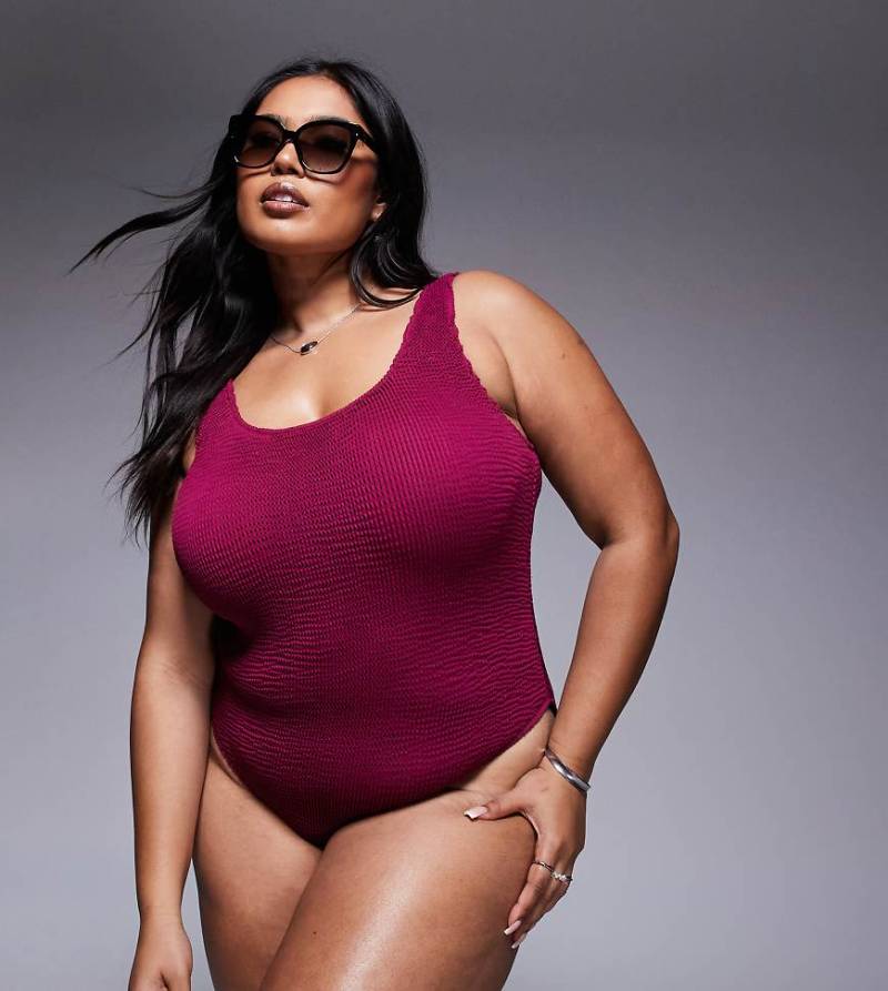 Moda Minx Curve - Badeanzug in Beerenrot mit Kräuselstruktur von Moda Minx Curve