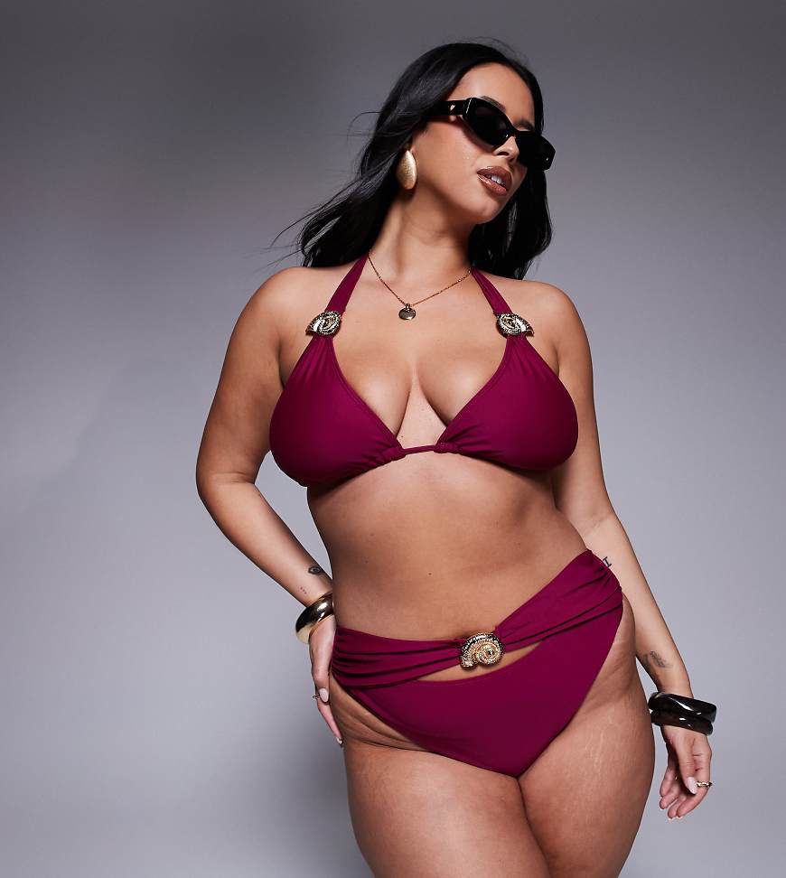 Moda Minx Curve - Bikinihose in Beerenrot mit goldfarbenem Metalldetail Moda Minx Curve - Bikinihose in Beerenrot mit goldfarbenem Metalldetail von Moda Minx Curve