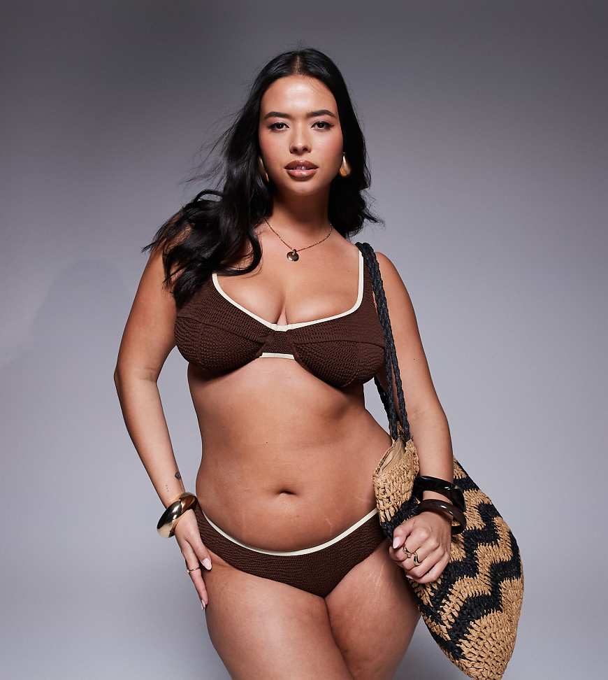 Moda - Minx Curve - Bikinioberteil in Braun mit tiefem Ausschnitt und farblich abgesetzter Paspelierung in Mandelbeige Moda - Minx Curve - Bikinioberteil in Braun mit tiefem Ausschnitt und farblich abgesetzter Paspelierung in Mandelbeige von Moda Minx Curve