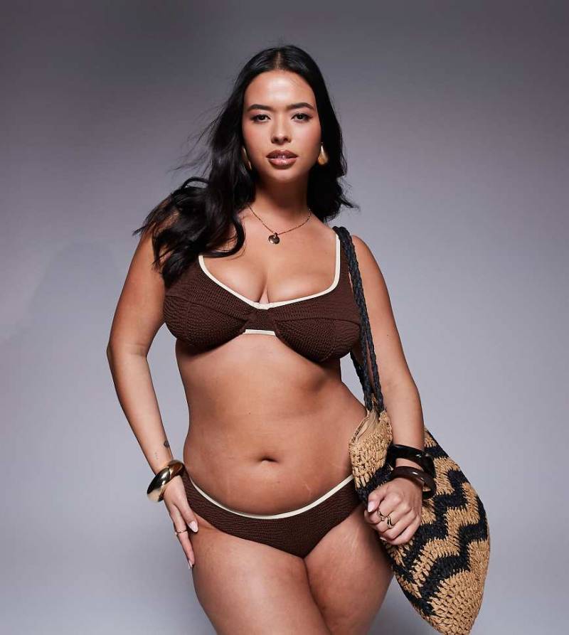 Moda - Minx Curve - Bikinioberteil in Braun mit tiefem Ausschnitt und farblich abgesetzter Paspelierung in Mandelbeige von Moda Minx Curve