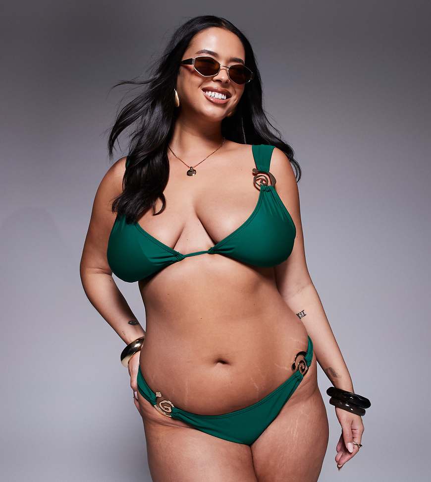 Moda Minx Curve - Seitlich gebundene Bikinihose in Grün mit goldfarbener Metallverzierung Moda Minx Curve - Seitlich gebundene Bikinihose in Grün mit goldfarbener Metallverzierung von Moda Minx Curve