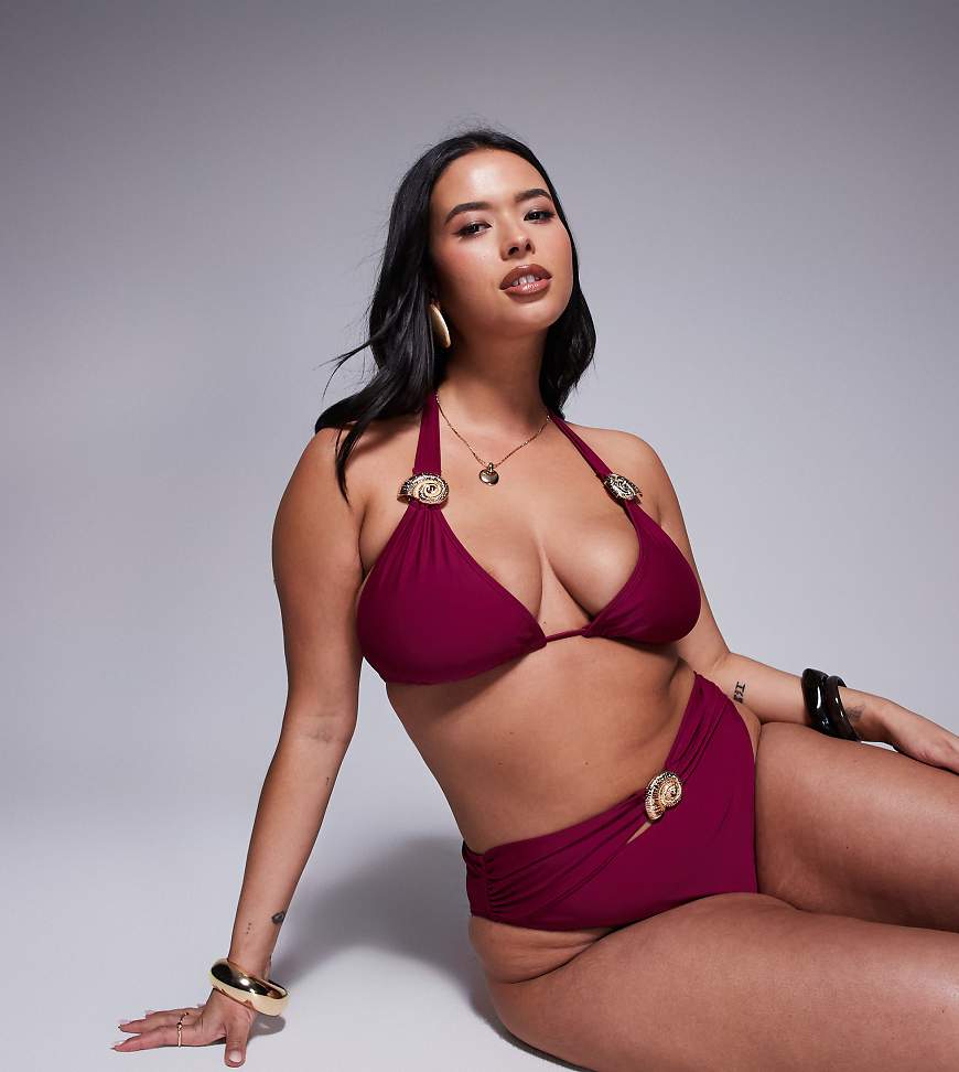 Moda Minx Curve - Triangel-Bikinioberteil in Beerenrot mit goldfarbenem Metalldetail Moda Minx Curve - Triangel-Bikinioberteil in Beerenrot mit goldfarbenem Metalldetail von Moda Minx Curve