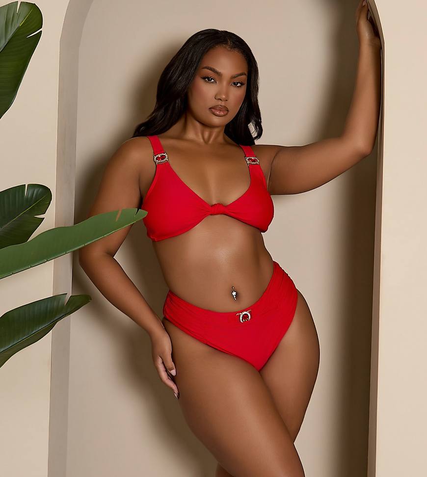 Moda Minx Curve x Bernadette Afia - Bikinioberteil in Rot mit Schmuckstein-Detail und Zierknoten vorne von Moda Minx Curve