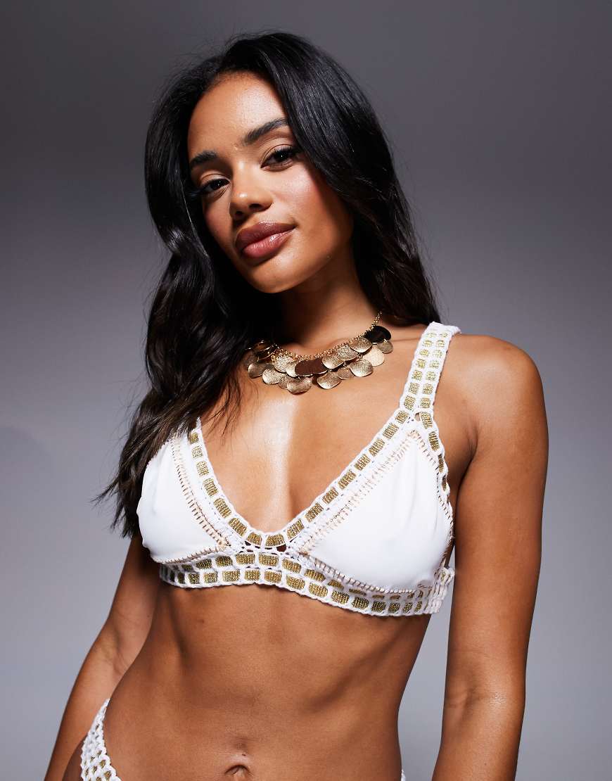 Moda Minx - Bikinioberteil in Weiß und Gold mit Häkelbesatz Moda Minx - Bikinioberteil in Weiß und Gold mit Häkelbesatz von Moda Minx