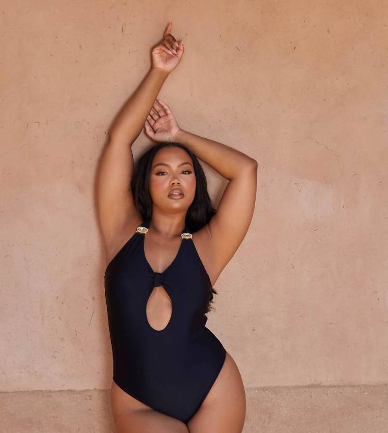 Moda Minx Curve X Bernadette Afia - Amour - Badeanzug in Schwarz mit Schlüssellochausschnitt von Moda Minx