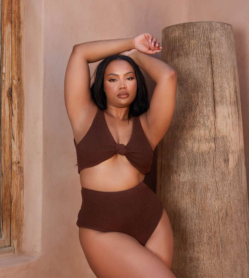 Moda Minx Curve X Bernadette Afia - Geknotetes Bikinioberteil in Kaffeebraun mit Knitterstruktur Moda Minx Curve X Bernadette Afia - Geknotetes Bikinioberteil in Kaffeebraun mit Knitterstruktur von Moda Minx