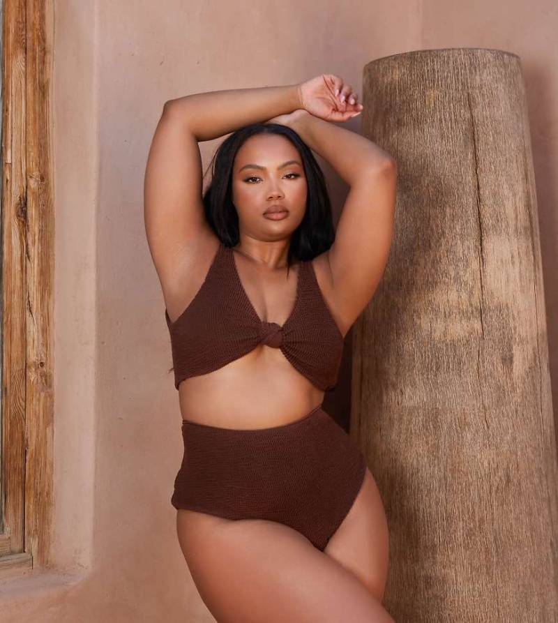 Moda Minx Curve X Bernadette Afia - Geknotetes Bikinioberteil in Kaffeebraun mit Knitterstruktur von Moda Minx