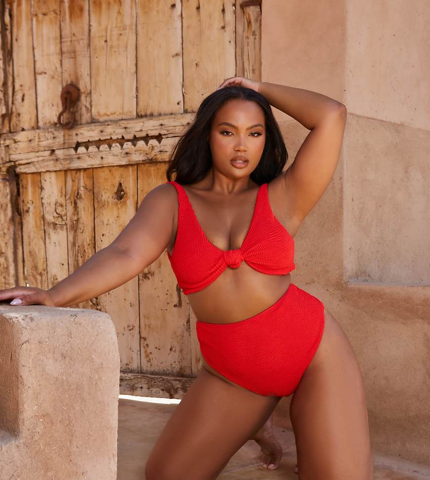 Moda Minx Curve X Bernadette Afia - Geknotetes Bikinioberteil in Rot mit Knitterstruktur von Moda Minx