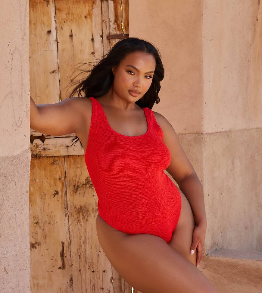 Moda Minx Curve X Bernadette Afia - Gekräuselter Badeanzug in Rot mit U-Ausschnitt von Moda Minx