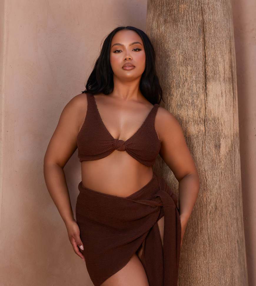 Moda Minx Curve X Bernadette Afia - Sarong in Kaffeebraun mit Knitterstruktur Moda Minx Curve X Bernadette Afia - Sarong in Kaffeebraun mit Knitterstruktur von Moda Minx