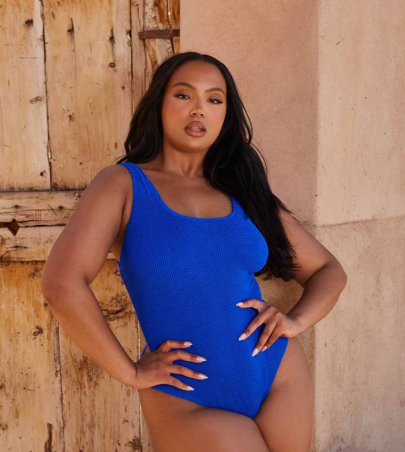 Moda Minx Curve X Bernadette Afia - Scrunch-Badeanzug in Kobaltblau mit U-Ausschnitt von Moda Minx