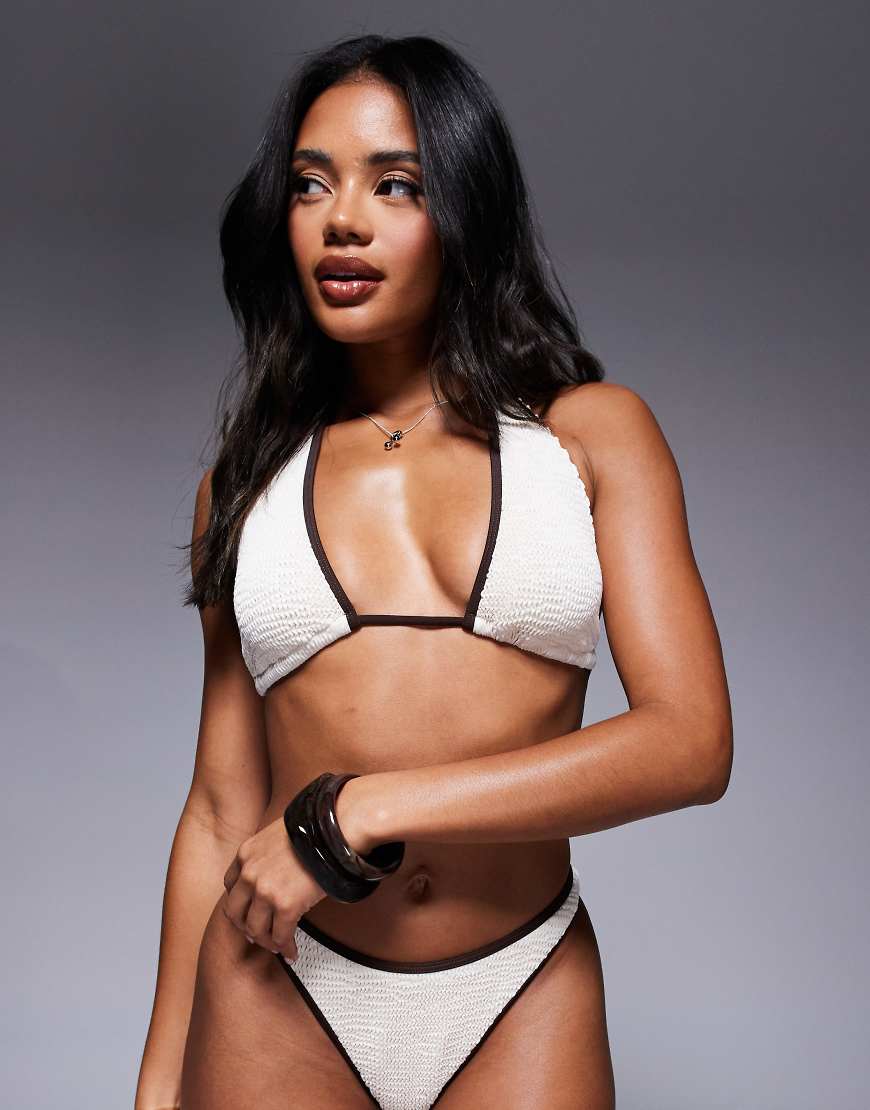 Moda Minx - Gekräuseltes Neckholder-Bikinioberteil in Cremeweiß mit farblich abgesetzter Einfassung Moda Minx - Gekräuseltes Neckholder-Bikinioberteil in Cremeweiß mit farblich abgesetzter Einfassung von Moda Minx