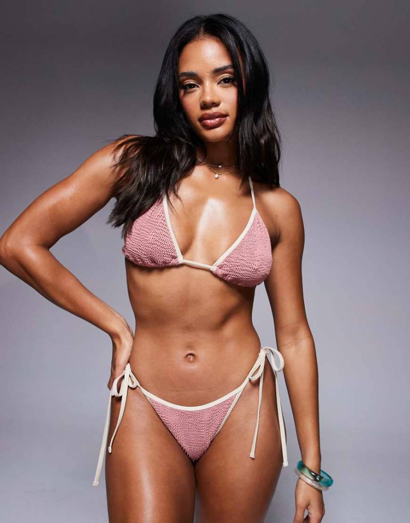 Moda Minx - Seit gebundene Scrunch-Bikinihose in Lehmrosa mit Kontrast-Einfassung von Moda Minx