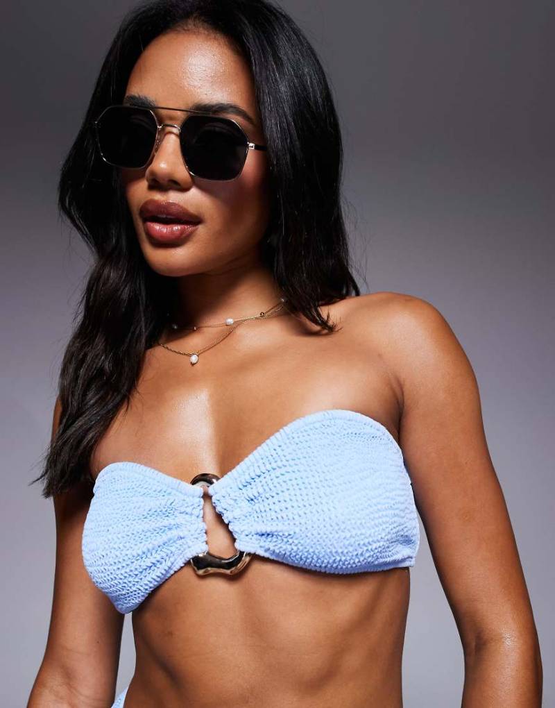 Moda Minx - Trägerloses Scrunch-Bikinioberteil in Eisblau mit unregelmäßigem Ringdetail von Moda Minx